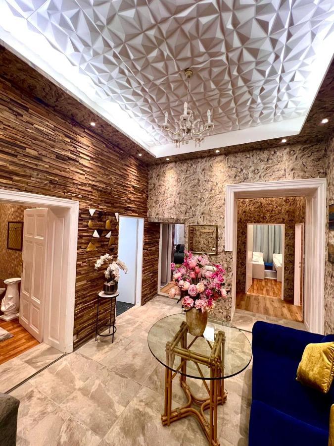 Urban Serviced Apartments Wina Bagian luar foto