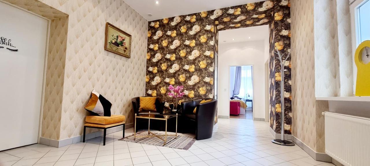 Urban Serviced Apartments Wina Bagian luar foto