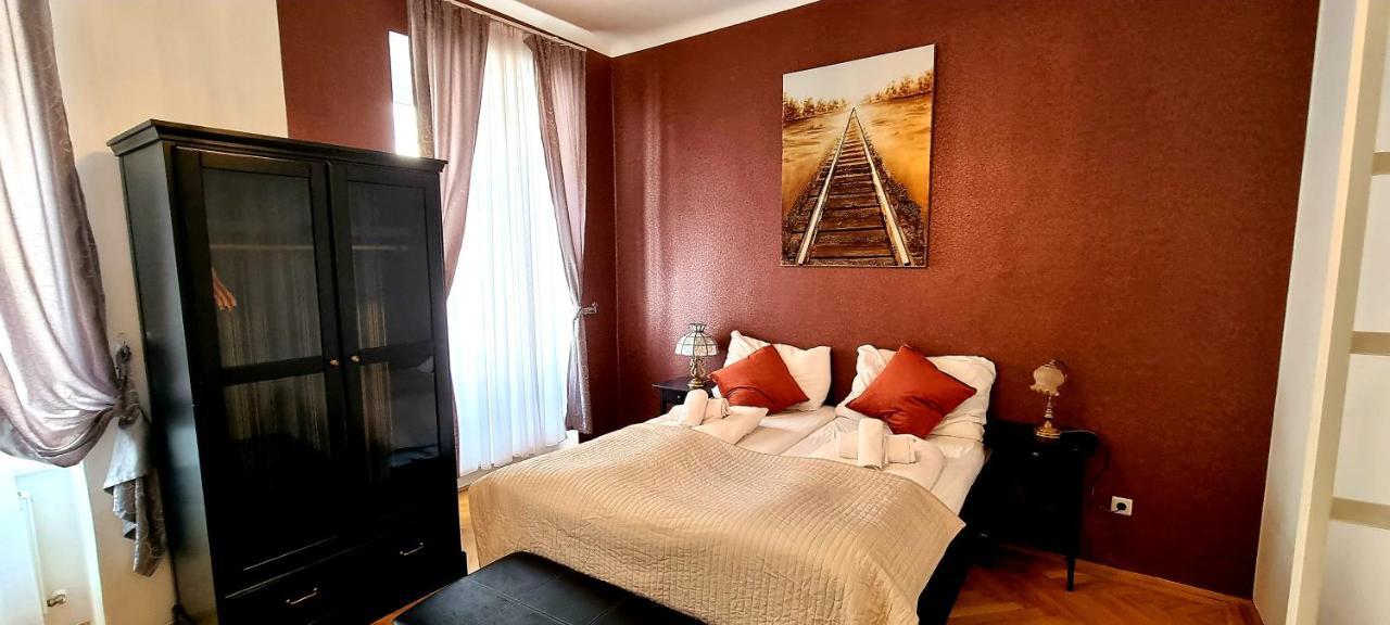 Urban Serviced Apartments Wina Bagian luar foto