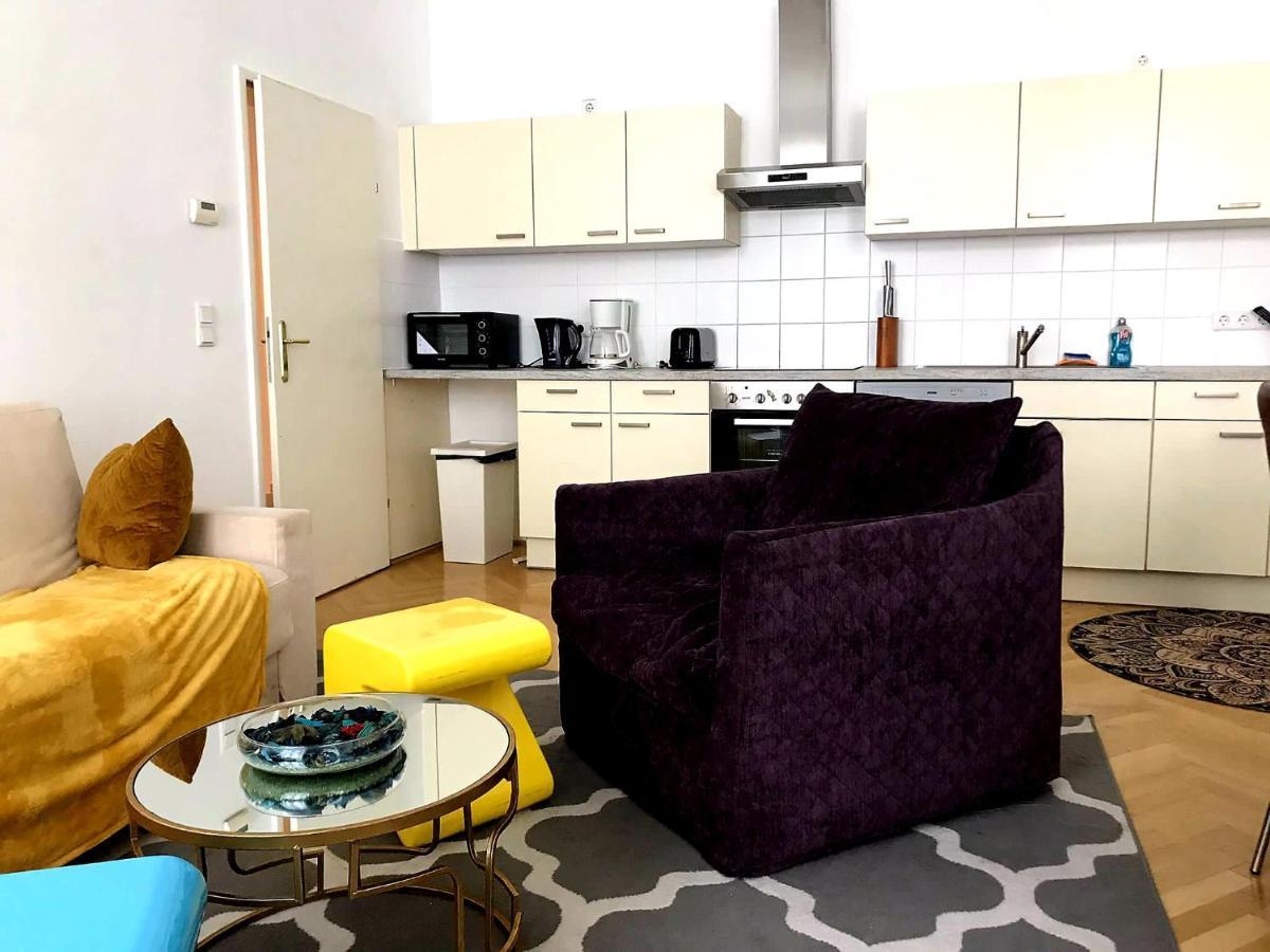 Urban Serviced Apartments Wina Bagian luar foto