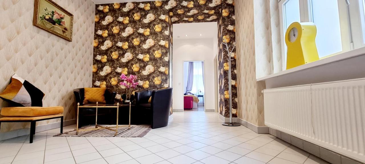Urban Serviced Apartments Wina Bagian luar foto