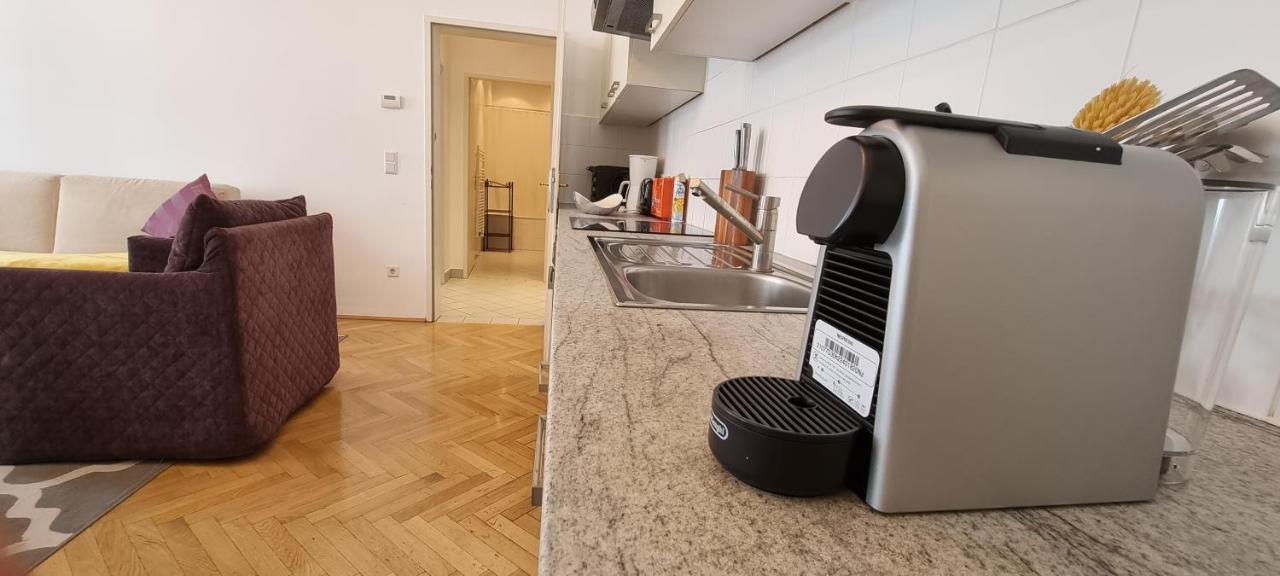 Urban Serviced Apartments Wina Bagian luar foto