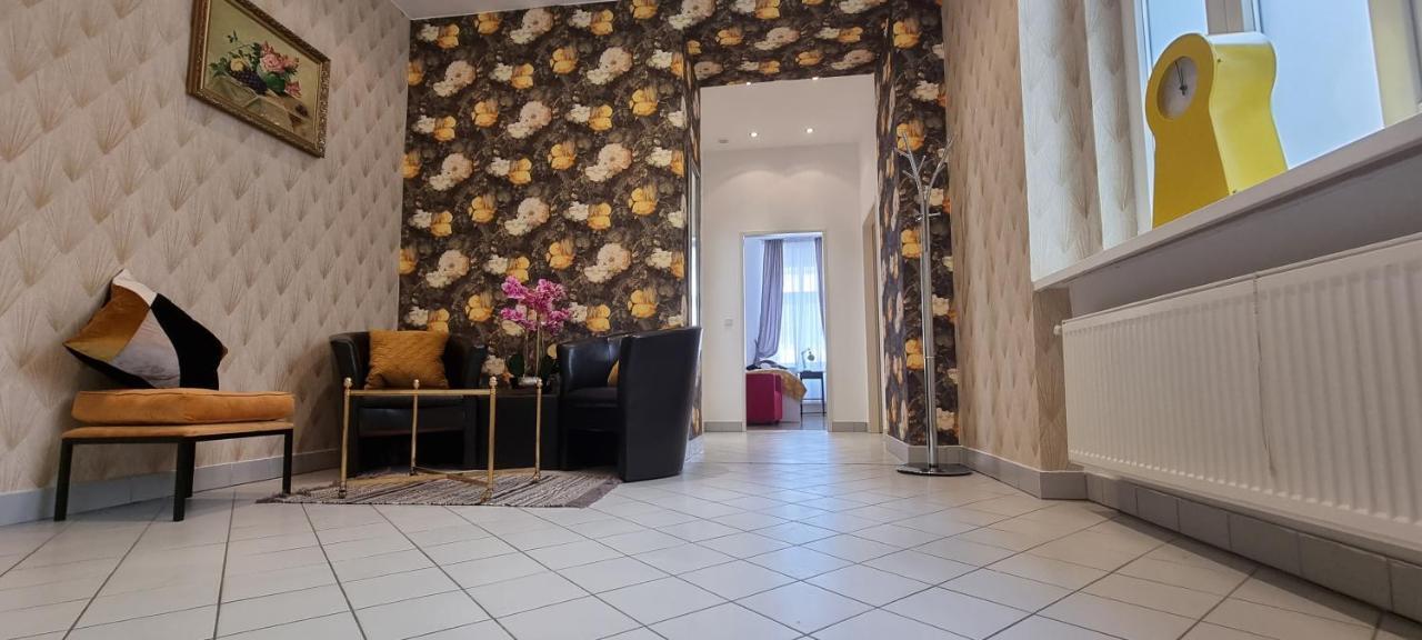 Urban Serviced Apartments Wina Bagian luar foto