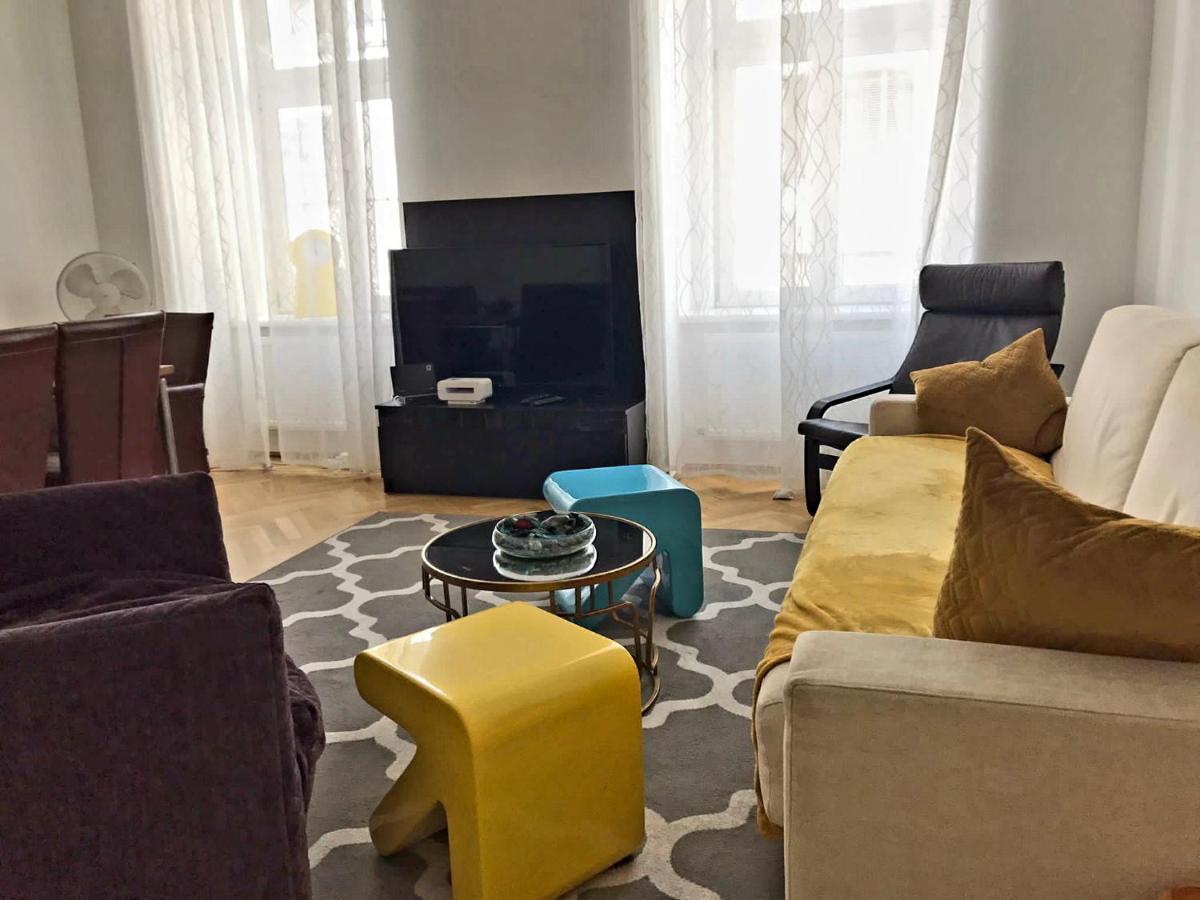 Urban Serviced Apartments Wina Bagian luar foto