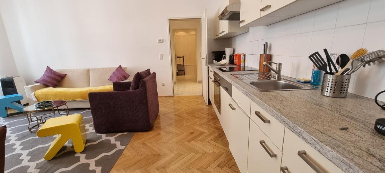 Urban Serviced Apartments Wina Bagian luar foto