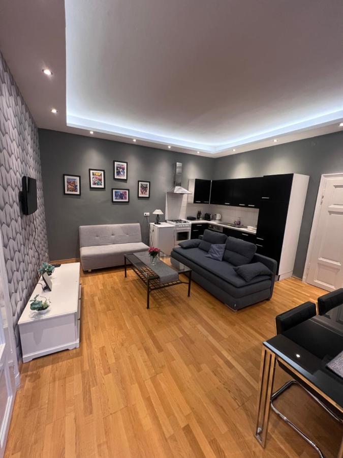 Urban Serviced Apartments Wina Bagian luar foto
