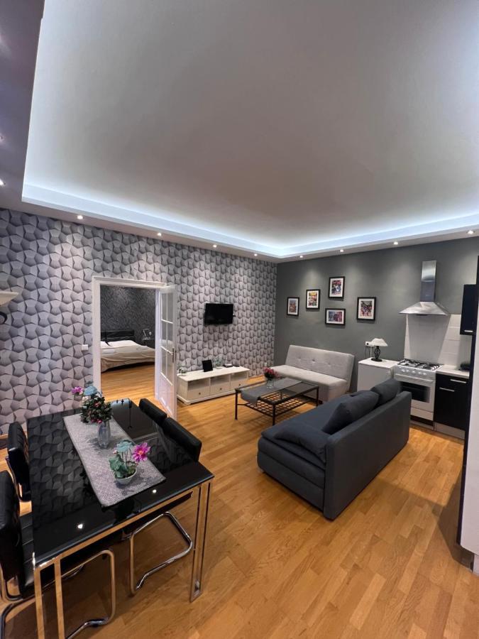 Urban Serviced Apartments Wina Bagian luar foto