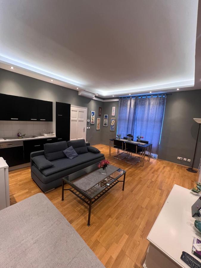 Urban Serviced Apartments Wina Bagian luar foto