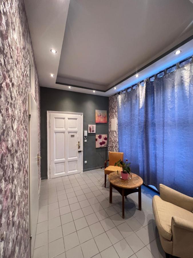 Urban Serviced Apartments Wina Bagian luar foto