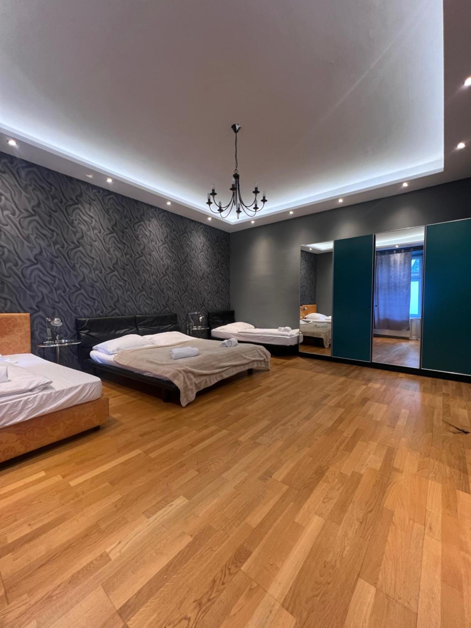 Urban Serviced Apartments Wina Bagian luar foto